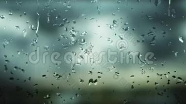 数字生成的雨滴，在白天下雨时落在雾蒙蒙的窗户上，背景模糊。